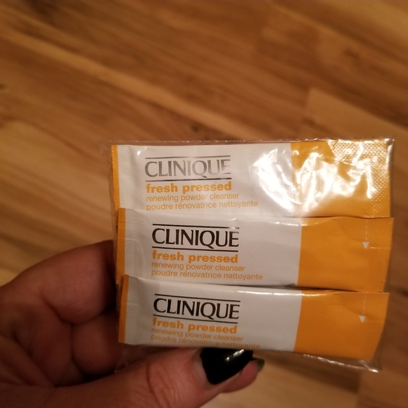 ๐BNIB Clinique Bundle - Picture 6 of 8